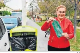  ?? M.H. ?? La alcaldesa, Ana Mula, con una de las nuevas papeleras instaladas.