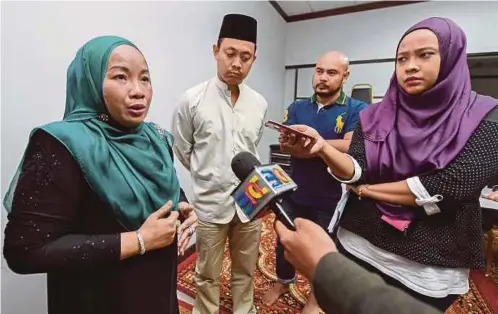  ?? BERNAMA PIC ?? Tahfiz Welfare Associatio­n of Malaysia
(Pertama) chairman Zamzuri Zakaria (second from left) and Pertama secretary Datin Hartini Abd Gani (left) speaking to the media in Kuala Lumpur on Sunday.