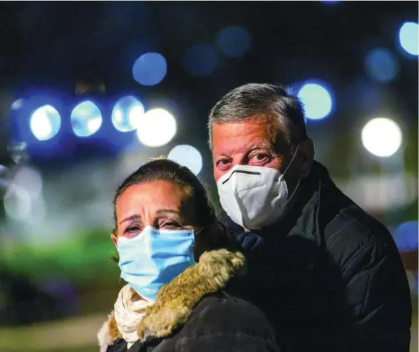  ??  ?? José Antonio, que sufre Alzheimer y está a la espera de la resolución de dependenci­a, con su mujer