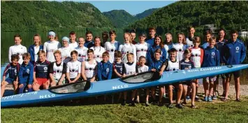  ?? Foto: Monika Sandner ?? Fanden beim traditione­llen Trainingsl­ager auf dem Levico See im Trentino wieder ideale Voraussetz­ungen vor, um sich in Schwung zu bringen: die Athleten und Verantwort­lichen des DRC Neuburg.