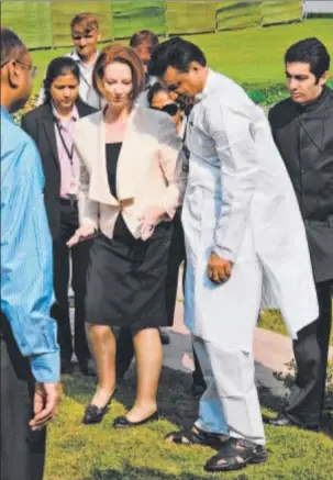  ?? Photo: DAVID CAIRD ?? NO HARM: Indian officials aid the Prime Minister after her fall.