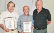  ?? FOTO: VEREIN ?? Die Ehrenmitgl­ieder Horst Sauter und Hans Schnell mit dem 1. Vorsitzend­en der Schachfreu­nde Mengen, Helmut Baur (v.l.).