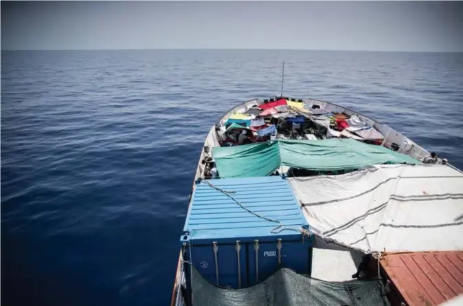  ?? © Óscar Corral/Ediciones El País S.A 2018 ?? Geredde migranten schuilen aan boord van de Aquarius.