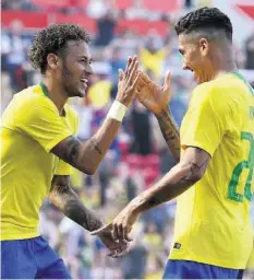  ?? AFP ?? Statistik: Neymar (l.) und Firmino werden zu 31% Weltmeiste­r.