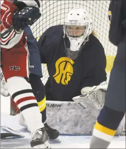  ?? Dave Stewart / Hearst Connecticu­t Media ?? Simsbury goalie Kaitlyn O’Brien keeps her eyes on the puck during a game against New Canaan at the Darien Ice House.