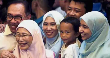  ??  ?? Long-awaited reunion: Anwar and his family attending the news conference.