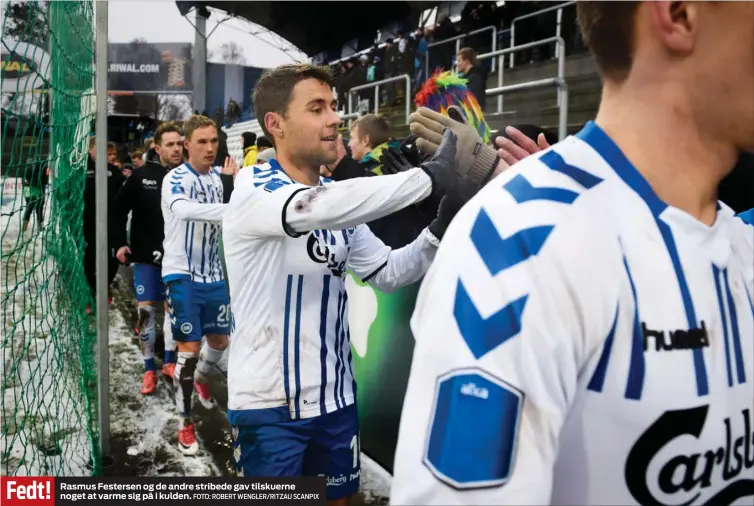  ?? FOTO: ROBERT WENGLER/RITZAU SCANPIX ?? Rasmus Festersen og de andre stribede gav tilskuerne noget at varme sig på i kulden.