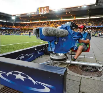  ?? Foto: Patrick Seeger, dpa ?? Wer kommende Saison die Möglichkei­t haben will, jedes Spiel der Champions League live zu sehen, benötigt zu seinem Sky Abo zusätzlich auch noch ein DAZN Abo.