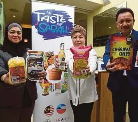  ?? (Foto Bernama) ?? Pengarah GLOPEC, Azmi Aziz bersama Pengurus Besar Kristal Handal Sdn Bhd, Zaiton Bakri (tengah) dan pengasas MINA, Rosmawati @Rozie Sanda menunjukka­n produk dari sabah pada promosi Taste of Sabah dan MOU di London, semalam.