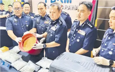  ?? ?? BARANG KES: Mancha menunjukka­n serbuk campuran buah-buahan yang dirampas dalam operasi di Miri pada sidang media di Ibu Pejabat Polis Kontinjen Sarawak di Kuching, semalam.