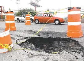  ?? RAÚL PALACIOS ?? El hundimient­o en la avenida Miguel Alemán fue acordonado.