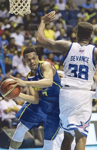  ?? JUN MENDOZA ?? Jayson Castro of Talk N Text moves around Joe Devance as he drives to the basket in Game 4 of the best-of-five semifinal series yesterday at the Smart Araneta Colilseum.