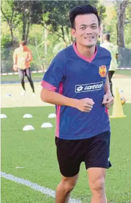  ?? [ FOTO MOHD ASRI SAIFUDDIN MAMAT/BH ] ?? Kalang Tie ketika sesi latihan bersama pasukan Selangor di Padang Bangunan Setiausaha Kerajaan Negeri (SUK), Shah Alam, semalam.