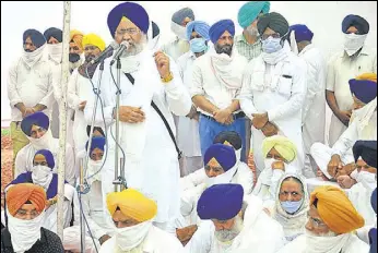  ?? BHARAT BHUSHAN/HT ?? SGPC president Gobind Singh Longowal addressing protesters in front of the SSP office in Patiala on Saturday.