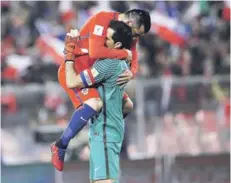  ??  ?? ► Bravo se abraza con Medel tras el gol de Vargas.