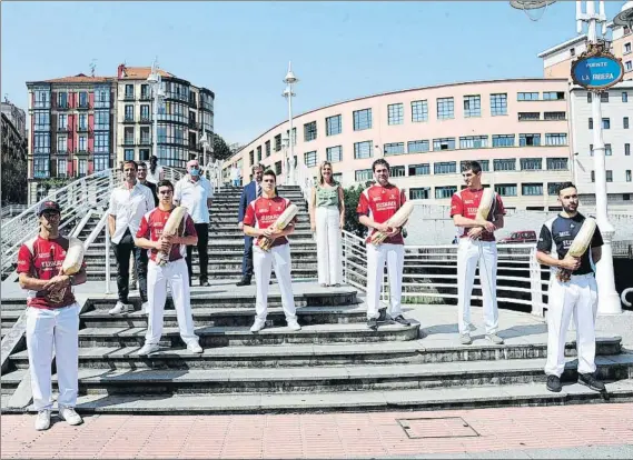  ?? FOTO: JUAN ECHEVERRÍA ?? Junto a la Ría
El bilbaíno Puente de La Ribera sirvió de marco para presentar el circuito puntista Jai Alai World Tour