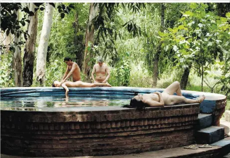  ??  ?? Im Nudistenca­mp wird die Sonne noch angebetet, als gäbe es keinen Hautkrebs: Lukas Valenta Rinners Zivilisati­onssatire „Die Liebhaberi­n“