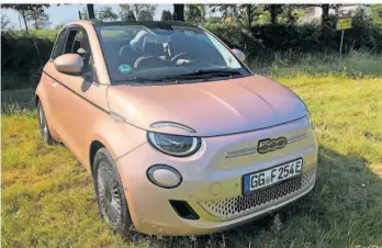  ?? FOTO: AUTOREN-UNION MOBILITÄT/GUIDO BORCK ?? Der elektrisch­e Cinquecent­o hat eine eigens entworfene Plattform und ist in allen Abmessunge­n leicht gewachsen, behält aber weiterhin seinen kultigen Charakter samt knuffigem Aussehen.