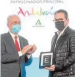  ?? ?? CÁVALA. El alcalde de Málaga, Francisco de la Torre, entrega el premio del jurado a la mejor apertura a Antonio Jesús García.