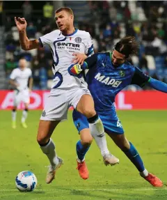  ?? MIGUEL MEDINA/AFP ?? MASIH PRODUKTIF: Bomber Inter Milan Edin Dzeko (kiri) dilanggar kiper US Sassuolo Andrea Consigli dalam laga Serie A di Mapei Stadium.