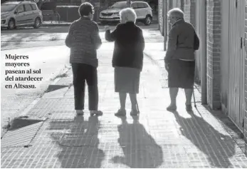  ??  ?? Mujeres mayores pasean al sol del atardecer en Altsasu.