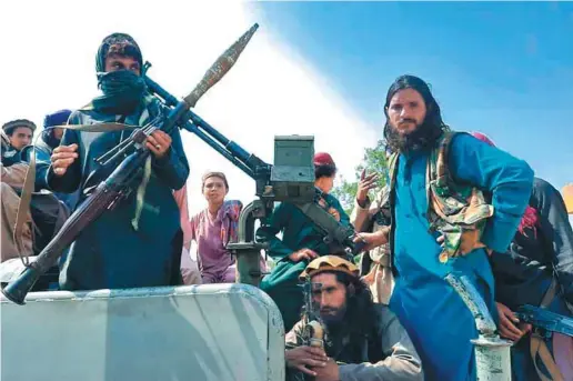  ??  ?? Este domingo los talibanes llegaron ante las puertas de Kabul, donde negociaron una entrada pacífica a la ciudad.
