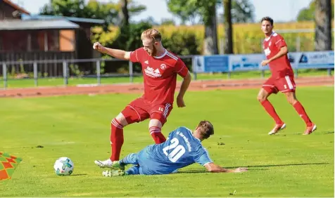  ?? Foto: Rudi Fischer ?? Markus Gärtner (links, rotes Trikot) brachte den SV Mering gegen den SC Oberweiker­tshofen früh mit 1:0 in Führung. Der MSV siegte letztlich mit 2:0 und schaffte damit end lich den ersten Heimsieg in der laufenden Saison.