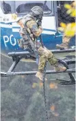  ?? FOTO: DPA ?? Aus dem Hubschraub­er zum Einsatz: Das SEK erreicht die Terrorszen­erie auf dem Heuberg.