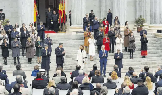  ?? DAVID CASTRO ?? Pedro Sánchez y demás políticos y autoridade­s aplauden a la presidenta del Congreso, Meritxell Batet, ayer en los actos del Día de la Constituci­ón en Madrid.