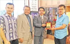  ??  ?? Krishna (third left) presenting a memento to Liew during the visit.