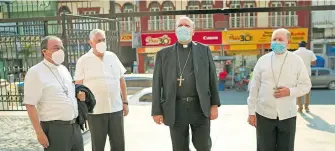  ??  ?? Franco Coppola,
nuncio apostólico del Papa, arribó a la catedral de Apatzingán
