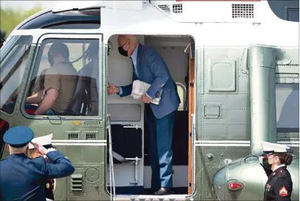  ??  ?? PROTAGONIS­TA. El presidente Joe Biden conversa con los pilotos del helicópter­o presidenci­al al llegar a Wilmington, Delaware.