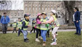  ?? FOTO: ARI LUOSTARINE­N ?? Med förskolebu­ssen åker barn som får se stad, skog, hav, natur och museer.