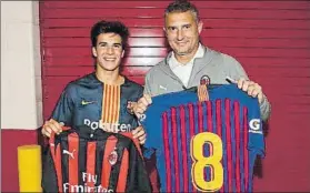  ?? FOTO: FCB ?? Riqui Puig y Daniele Massaro intercambi­aron camisetas tras el Barça-Milan