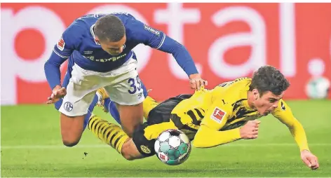  ?? FOTO: MARTIN MEISSNER/DPA ?? Schluss mit Straucheln: Schalkes Malick Thiaw (l.) und Dortmunds Giovanni Reyna in einer Szene aus dem Hinspiel.