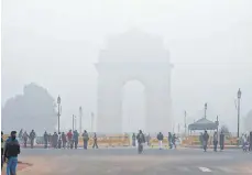  ??  ?? Bei Smog wird es in Neu-Delhi ziemlich düster: Das Paharpur Business Centre ist von innen ein wahrer Dschungel.