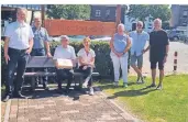  ?? FOTO: STRUMPEN ?? Bürgermeis­ter Paul Hoene, Franz-Josef Delbeck, Franz-Willi Flocken, Sonja Dellen, Christa Strumpen, Hermann Thyssen und Karl-Heinz Druyen (v.l.) an der Boule-Bahn.