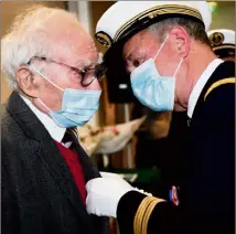  ?? (Photos Sophie Louvet) ?? Marcel Esteban a reçu l’insigne de chevalier remis par Alain Marais, président de la section du Var de la Société des membres de la Légion d’Honneur.