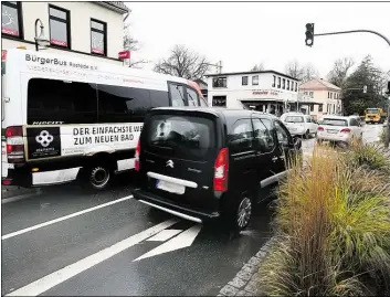  ?? ARCHIVBILD: CLAUS STÖLTING ?? Kreuzung oder Kreisverke­hr? Was machbar ist und was hilft, die Verkehrssi­tuation an der Kreuzung zu entschärfe­n, könnte bald geprüft werden.