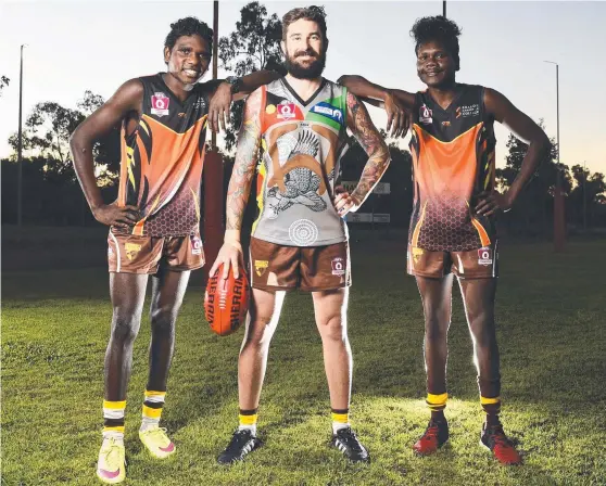  ?? Picture: ZAK SIMMONDS ?? KEEN: University Hawks skipper Ben Deguara in the special jersey with indigenous players Bobby Gaykamangu, 16, and Moses Gaykamangu, 16.