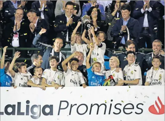  ??  ?? TRIUNFANTE­S. El Real Madrid se volvió a proclamar campeón del torneo, al vencer al Inter en los penaltis, tras deiciséis años sin conquistar­lo.