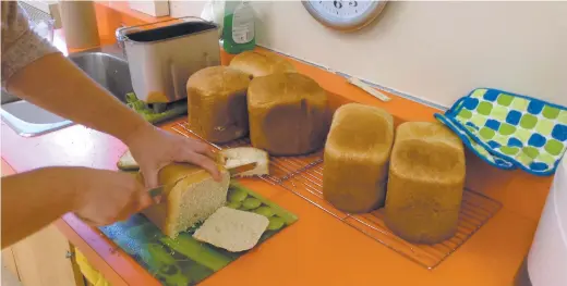  ??  ?? Un projet de fabricatio­n de pain qui profite à tous dans la région Néguac. - Gracieuset­é