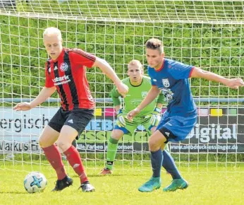  ??  ?? Derbysieg: Der FV Sontheim um Stürmer Philip Schmid (links) gewann beim bisherigen Tabellenfü­hrer TSG Nattheim mit 3:1. Weitere Fotos gibt’s auf Foto: Sabrina Balzer