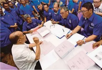  ??  ?? AHMAD Bashah (tengah) bersama calon BN Kedah menerima borang pencalonan pada majlis pengumuman di Dewan Seri Mentaloon, semalam.