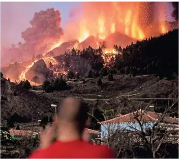  ?? FOTO: ARTURO JIMENEZ/DPA ?? Lava läuft aus dem Vulkan Cumbre Vieja auf der kanarische­n Insel La Palma.