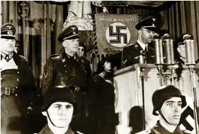  ?? ?? En medio de toda la parafernal­ia simbólica de la que Himmler dotaría a las SS, el Reichsführ­er ofrece uno de sus habituales discursos a sus guardias negros.