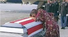  ?? FOTO: AP ?? Myeshia Johnson weint über dem Sarg ihres Mannes Sergeant La David Johnson, der bei einem Einsatz in Niger getötet wurde.