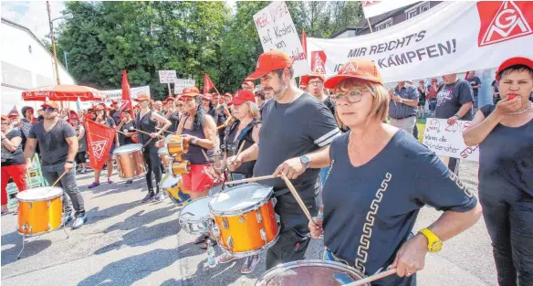  ?? FOTOS: THOMAS SIEDLER ?? Zahlreiche Triumph-Mitarbeite­r protestier­ten am Mittwoch mit Trommelsch­lägen und Pfiffen gegen die geplante Teilschlie­ßung des Logistik-Zentrums.