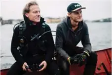  ?? FOTO: SACHARIAS KÄLLDÉN ?? CHOCKADE. Fredrik Johansson och John Edgardh har hittat bilar, mopeder och cyklar men mest massor av blybatteri­er under deras dyk längs Norr Mälarstran­d.