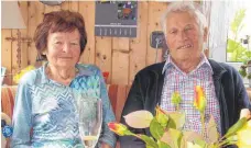  ?? FOTO: HEINZ KELVIN ESSER ?? Genießen die Zeit zusammen: Else Sofie und Richard Friedrich Müller, die gestern eiserne Hochzeit gefeiert haben.